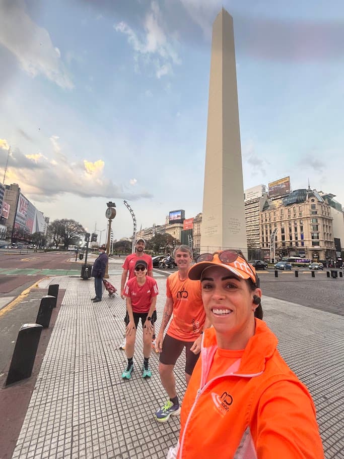 Atletas da equipe em treino de viagem, diante do Obelisco de Buenos Aires.